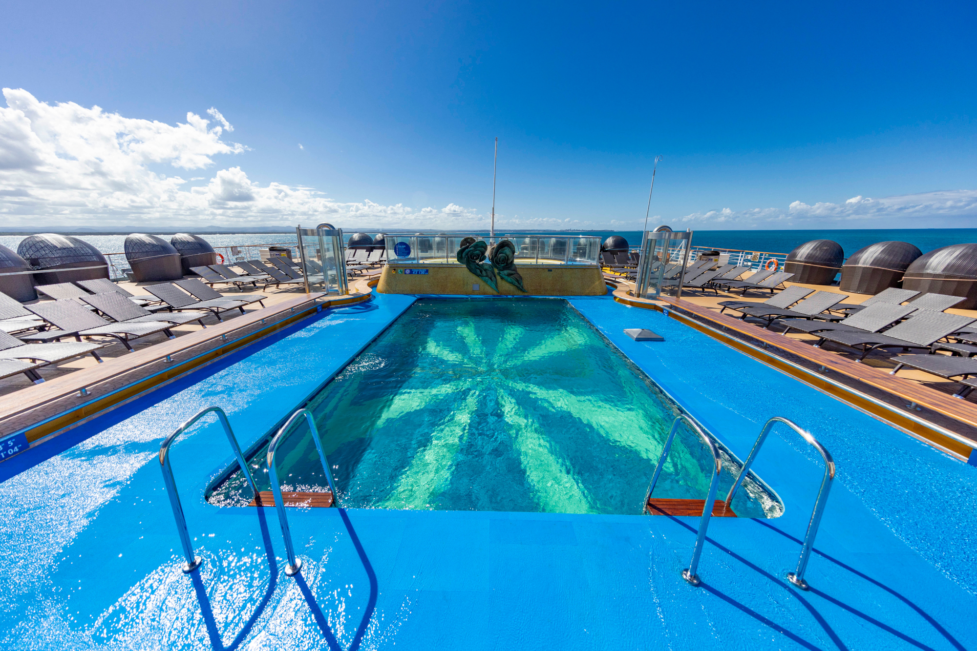 MyCruise Carnival Luminosa Offentlige-arealer Pool-spa8